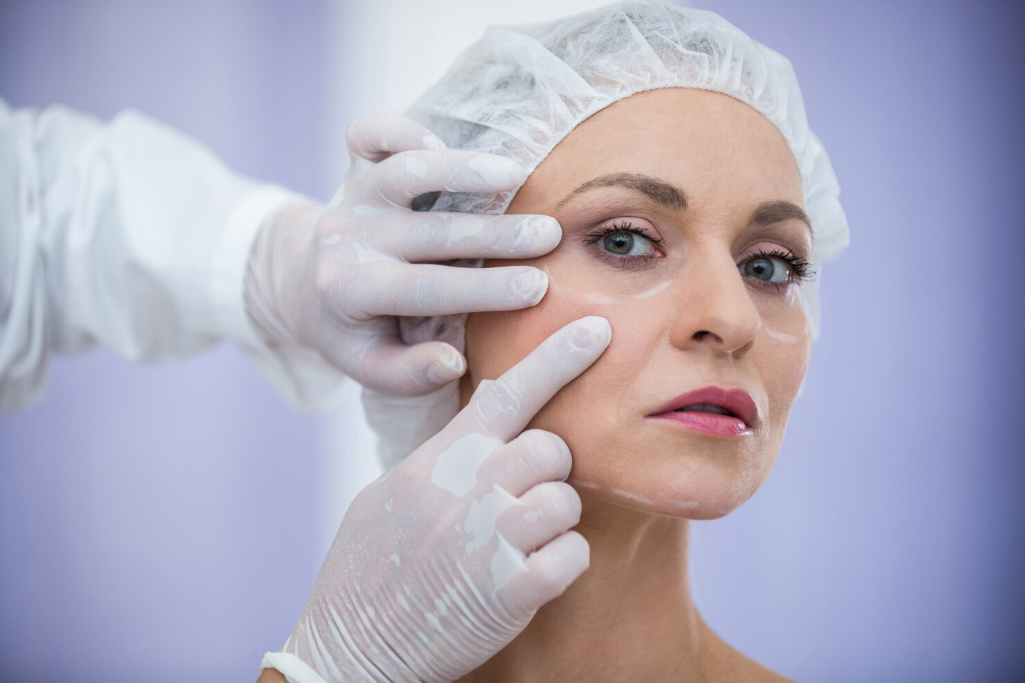 doctor-examinando-pacientes-femeninos-tratamiento-cosmetico_107420-74121