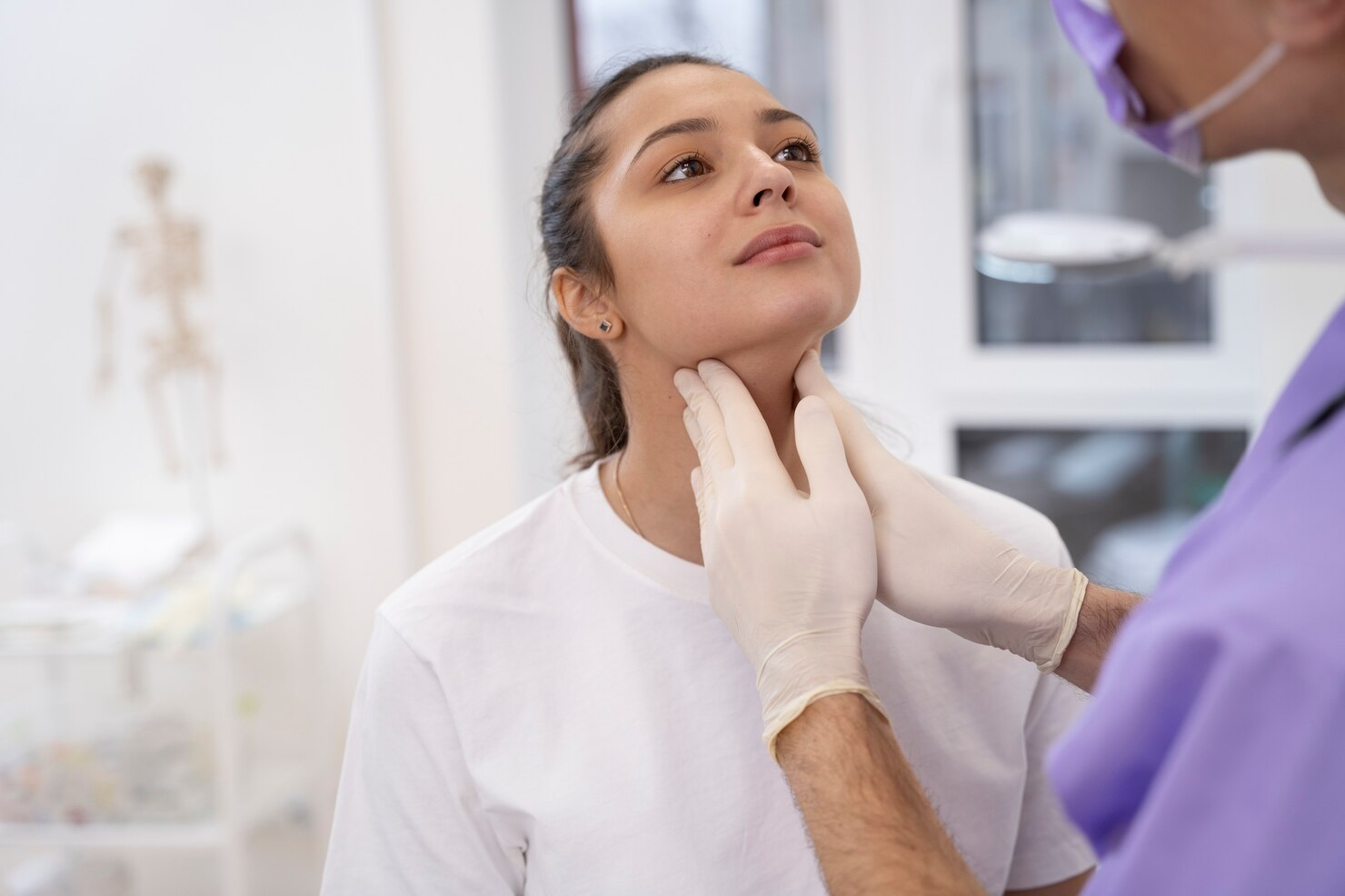 doctor-realizando-chequeo-medico-rutina_23-2149281110