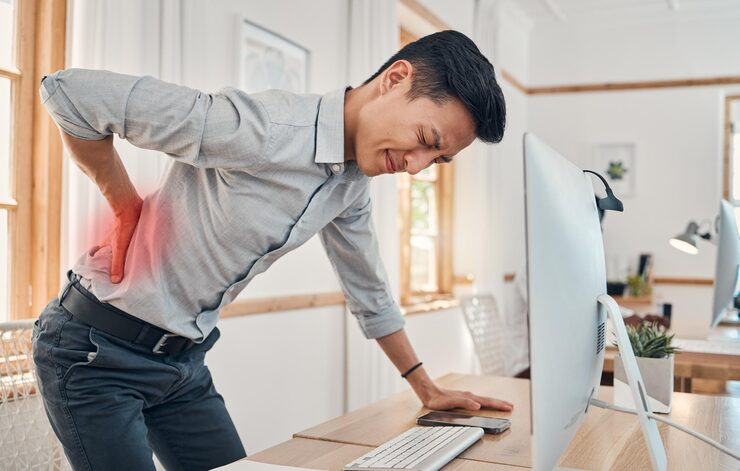 hombre-negocios-dolor-espalda-lesion-muscular-agotamiento-escritorio-oficina-joven-frustrado-que-sufre-inflamacion-espinal-molestias-corporales-o-tension-emergencia-estres-sanitario_590464-88797