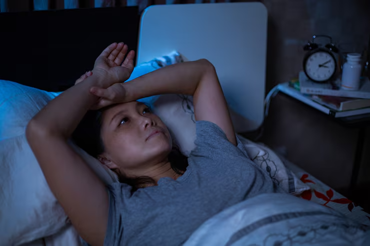mujer-asiatica-deprimida-no-puede-dormir-cama-sindrome-insomnio-insomnio-despues-ser-infeliz-preocuparse-su-estilo-vida-adulto-siente-tristeza-mala-emocion_255544-269