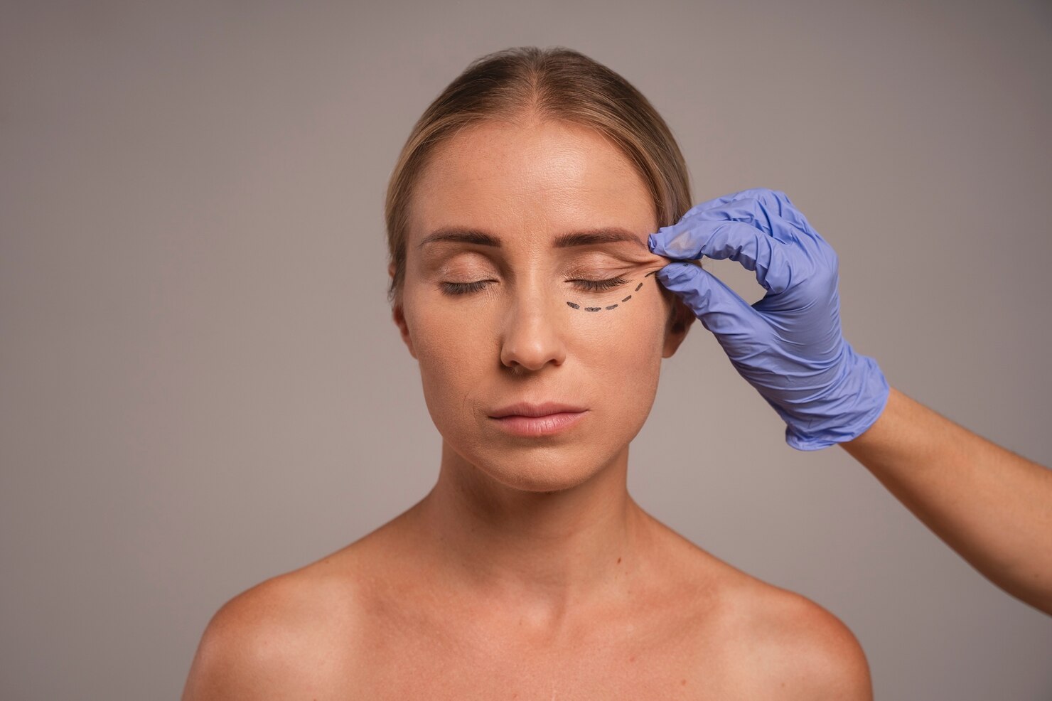 mujer-preparandose-cirugia-estetica_23-2150879677