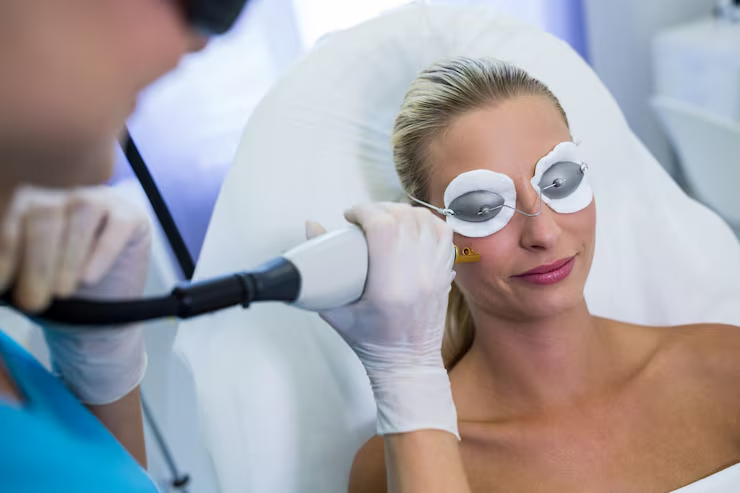 mujer-que-recibe-tratamiento-depilacion-laser-cara_107420-74043