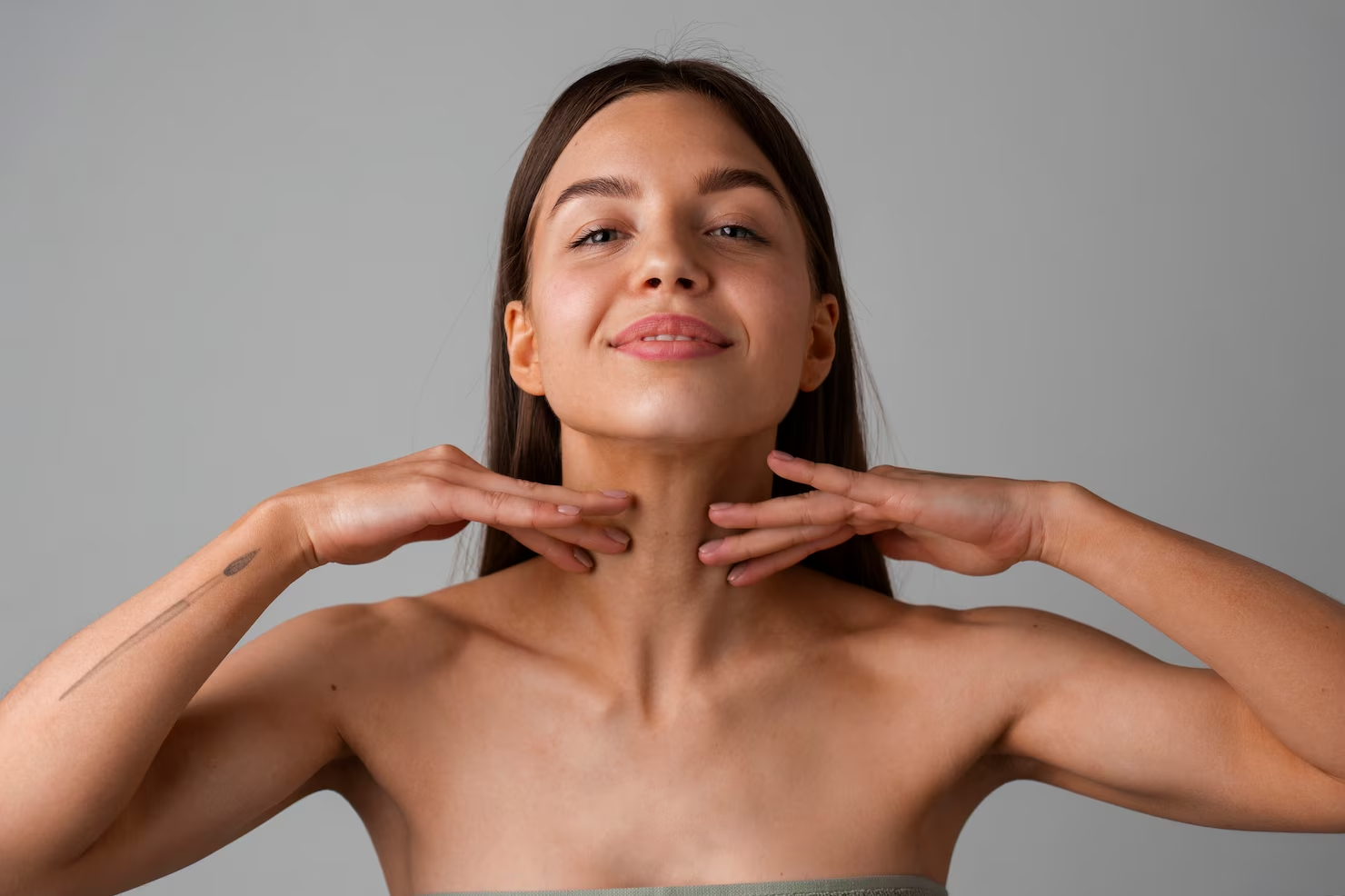 retrato-mujer-joven-practicando-yoga-facial-jovenes_23-2150520796