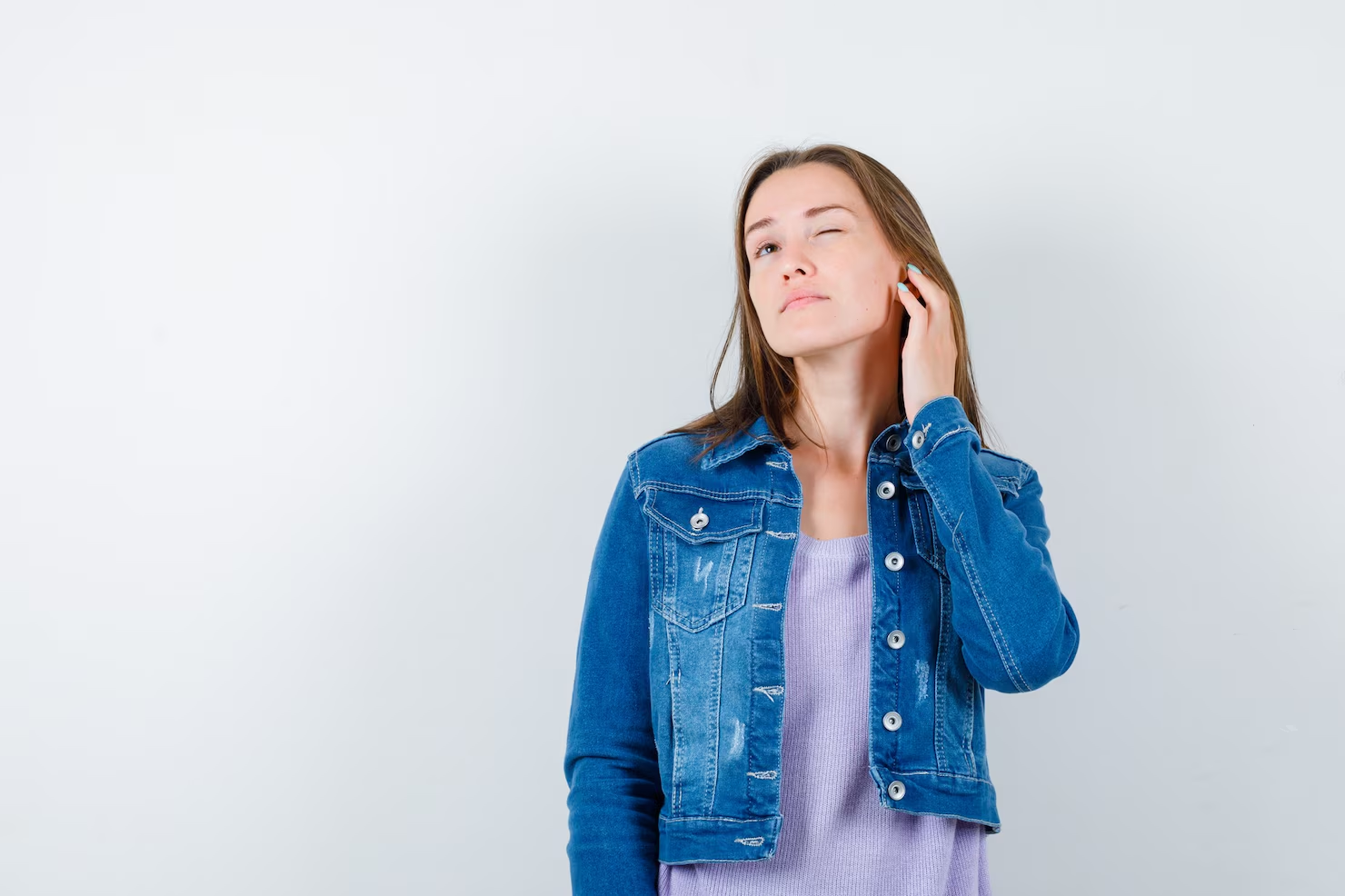 retrato-senorita-escuchando-conversacion-privada-camiseta-chaqueta-mirando-curiosa-vista-frontal_176474-110965